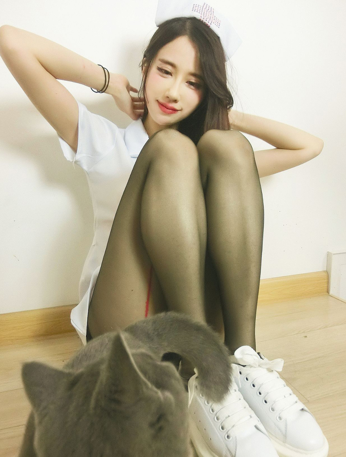 886����