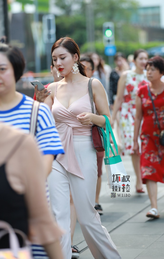 只是在人群中多看你一眼…… ????