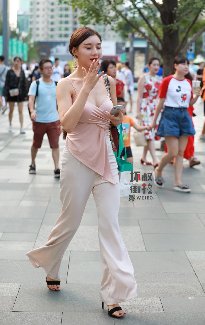 只是在人群中多看你一眼…… ????