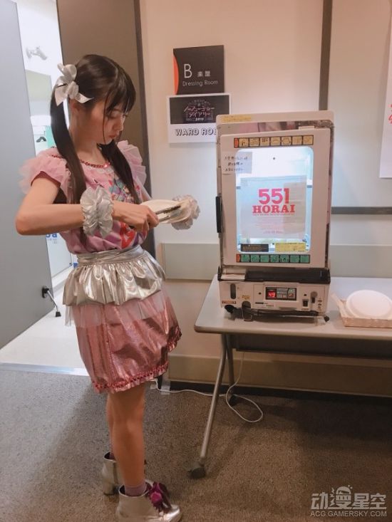 886