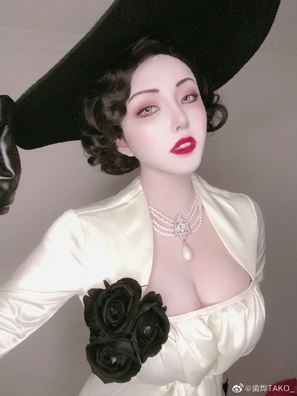 ߻ԭΣ8 Alcina Dimitrescu ????