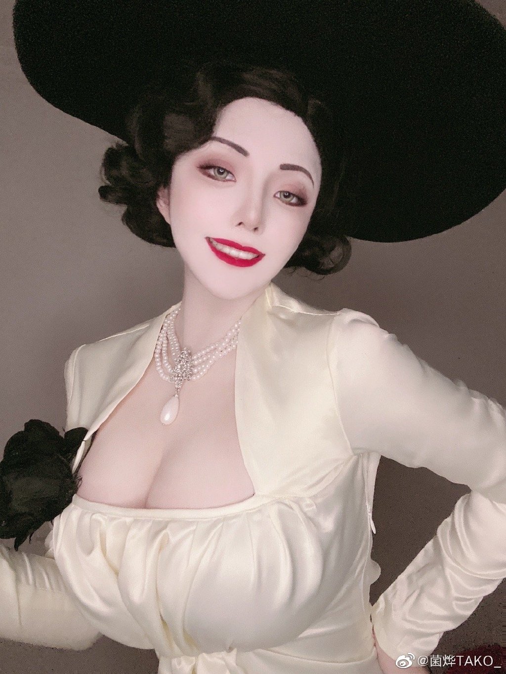 ߻ԭΣ8 Alcina Dimitrescu ????