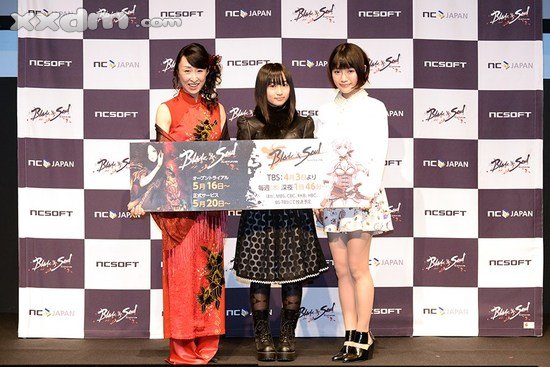 为秦义绝配音的悠木碧(中)与秋湘玉的声优大原沙耶香(左)